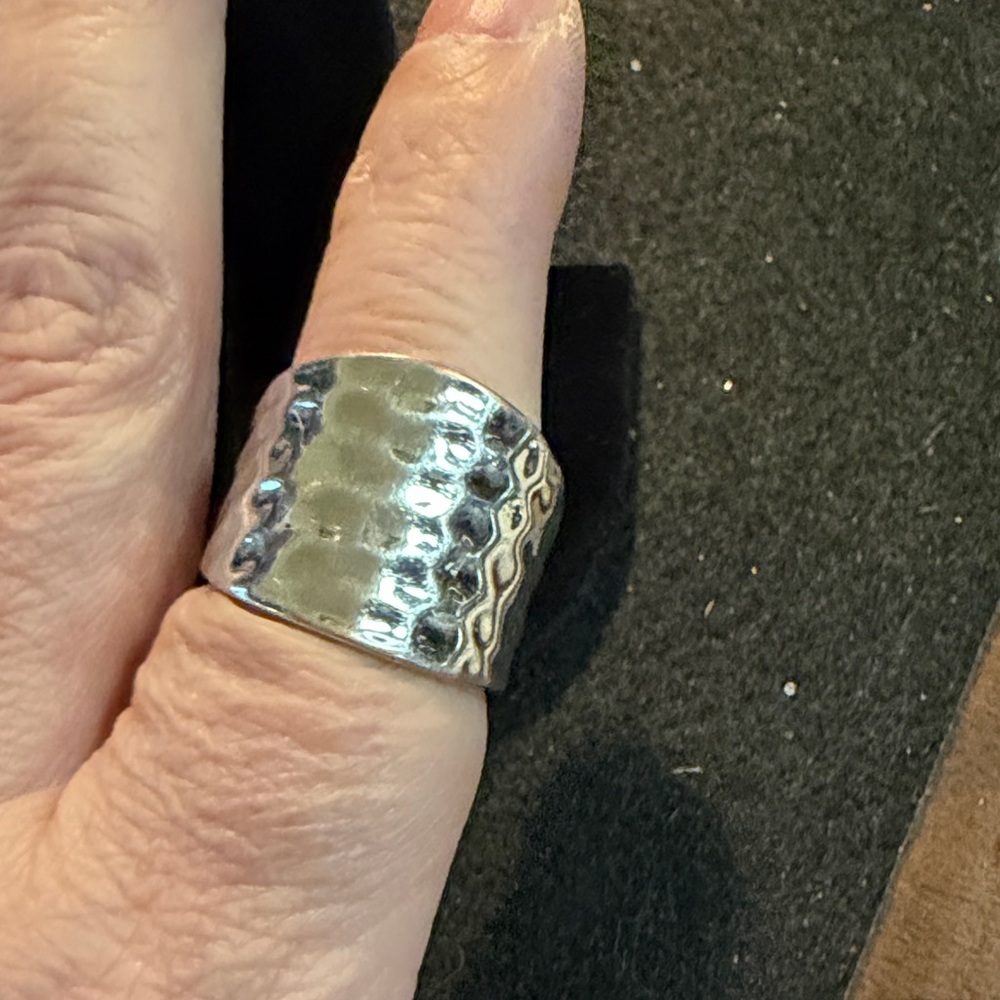 Elegant Silver Hammered Ring - Picture 3 of 3